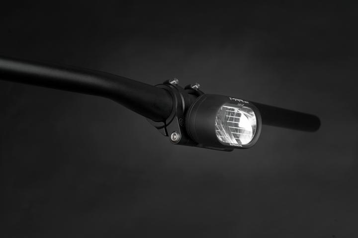 Image du produit Supernova Phare E-Bike M99 Mini PURE25, 5-13.5V DC, 450 lm 150Lux, boîtier en aluminium, câble de connexion (450 lm)