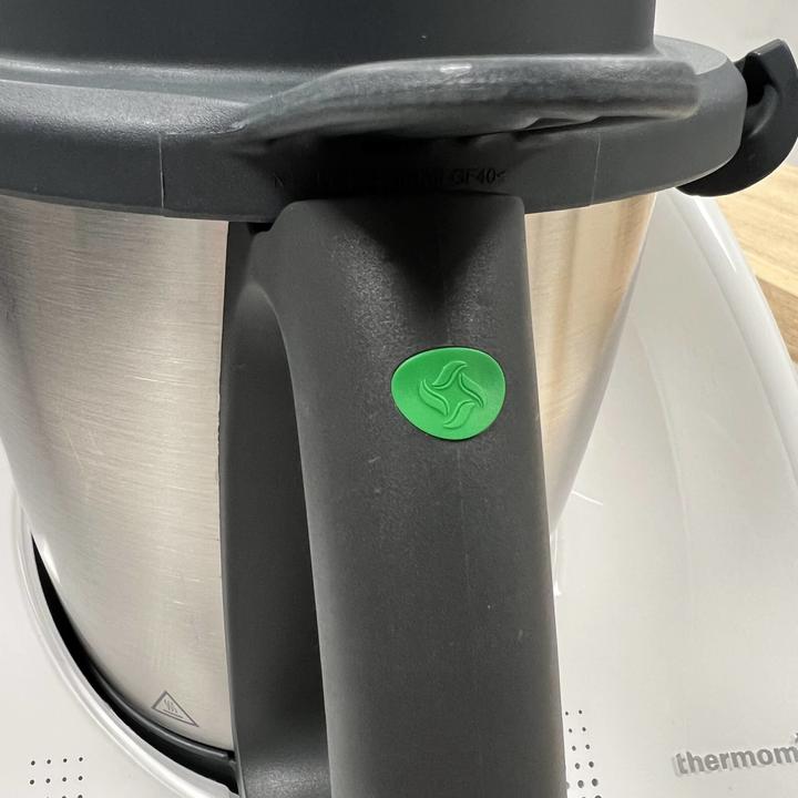 Produktbild Wundermix WunderButton Verschlussstöpsel für Mixtopf-Griff TM6, TM5 und TM Friend - grau ohne Logo (Thermomix)