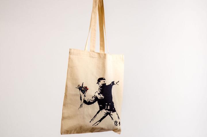 Produktbild Stofftasche Bansky - Blumenwerfer