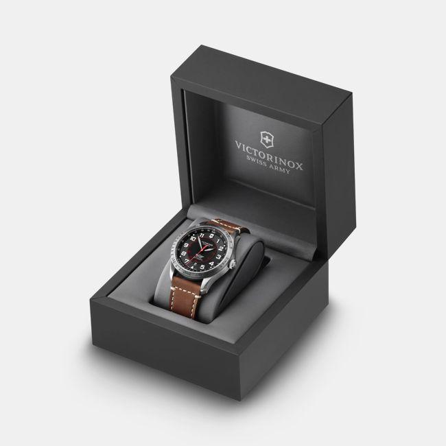 Produktbild Victorinox Airboss Mecha 42, BLK dial, BRN Leather str (Fliegeruhr, 42 mm)