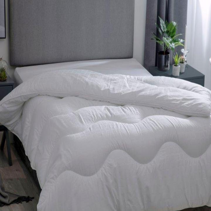Produktbild Belledorm Hotel Suite Bettdecke 45 Tog (Duvetbezug, 225 x 220 cm, 260 x 220 cm, 135 x 200 cm, 200 x 200 cm)
