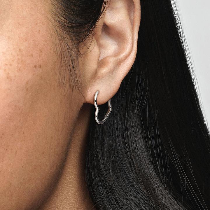 Image du produit Pandora Petites boucles d'oreilles asymétriques en forme de coeur (Argent massif)