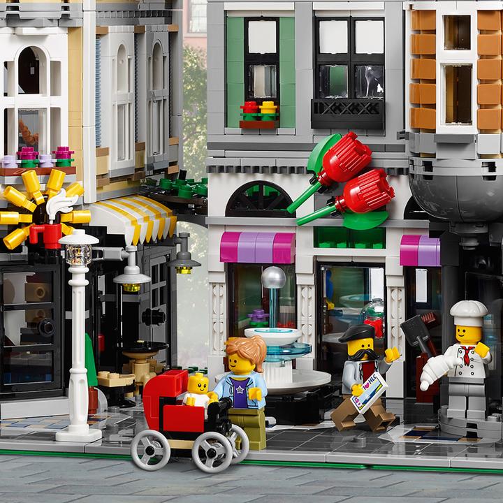 Actual product image LEGO Assembly Square (10255, LEGO Rare Sets, LEGO Creator Expert)
