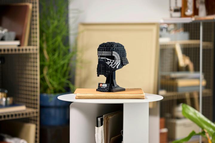 Actual product image LEGO Star Wars - Kylo Ren Helm 18+(75415) (75415, LEGO Star Wars)
