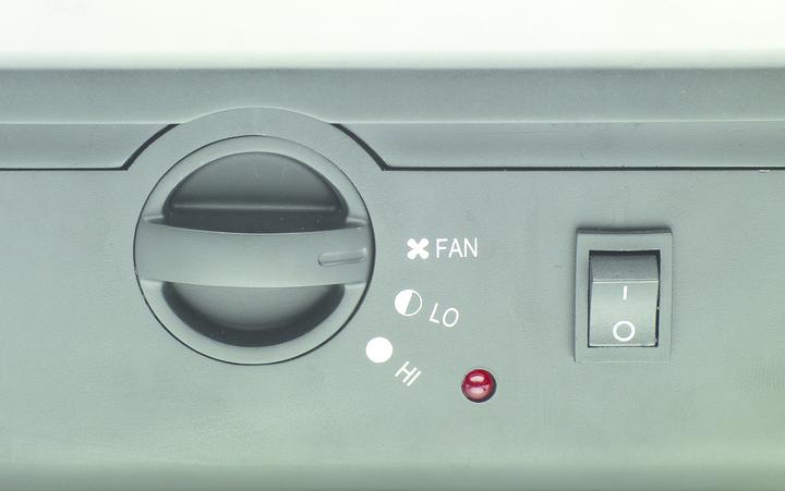 Actual product image Fellowes Footrest with temperature control (41.5 x 24.5 x 15 cm)