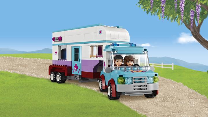 Actual product image LEGO Friends horse trailer and vet (41125, LEGO Friends)