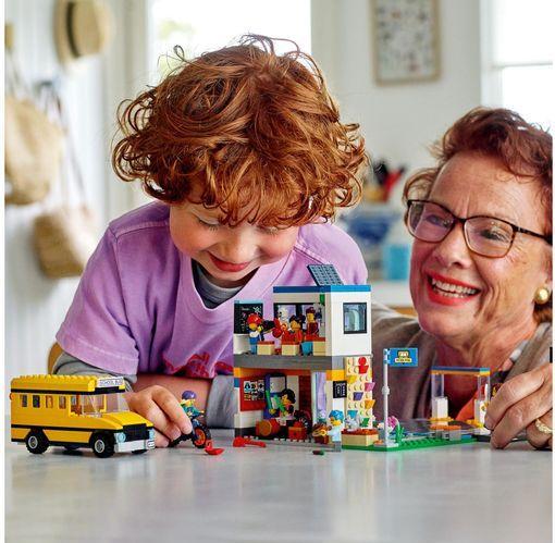 Image du produit LEGO École avec bus scolaire (60329, LEGO City)