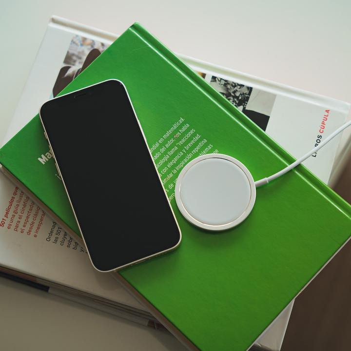 Actual product image Contact Apple-compatible wireless charger (15 W)