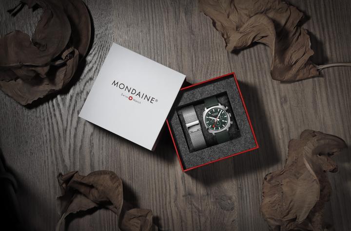 Image du produit Mondaine Grand Cushion (Montre avec pierre précieuse, 41 mm)