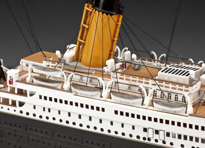 Actual product image Revell Gift set 100 years Titanic