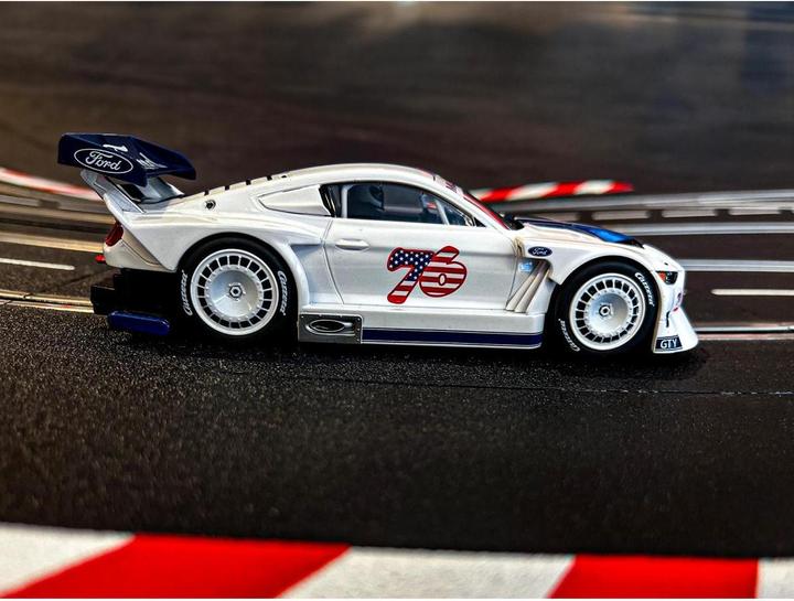 Immagine prodotto Carrera 20027752 - Evoluzione Ford Mustang GTY "No.76" con luci