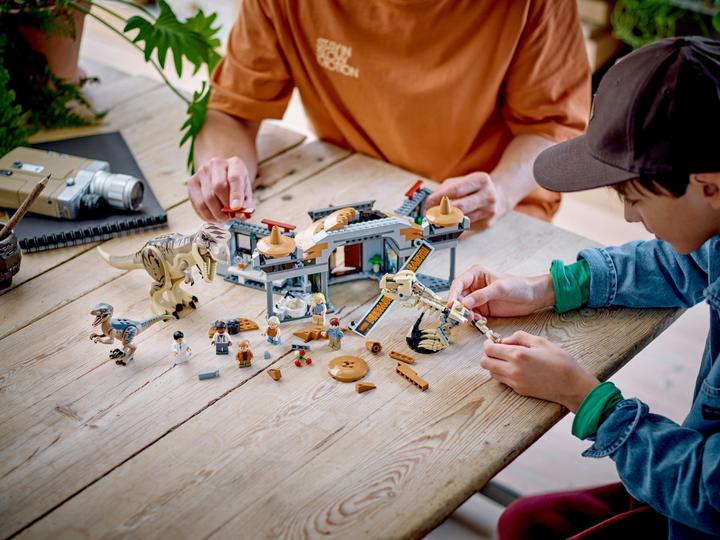Produktbild LEGO Angriff des T. rex und des Raptors aufs Besucherzentrum (76961, LEGO Jurassic World)
