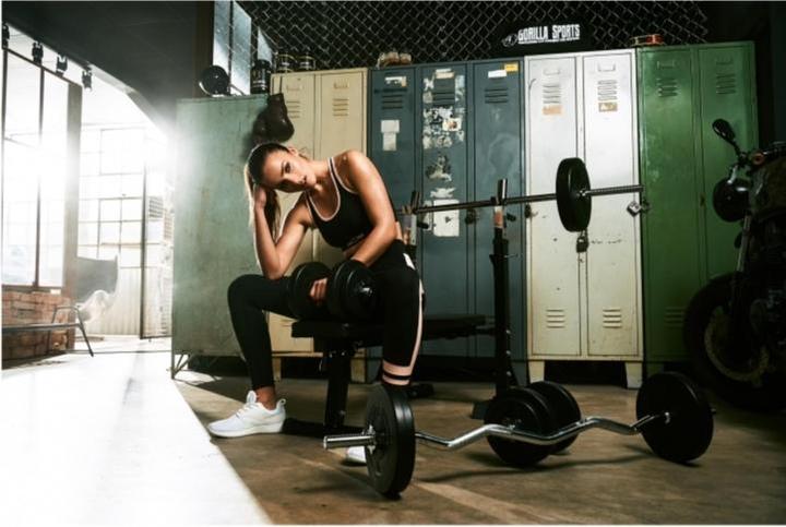 Image du produit Gorilla Sports Hantelbank mit Ablage und Hantelset