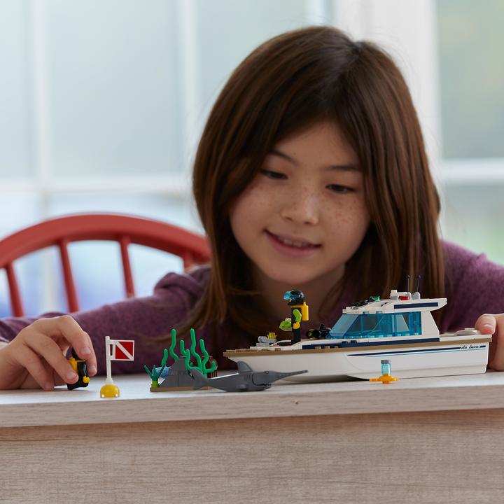 Actual product image LEGO Diving yacht (60221, LEGO City)