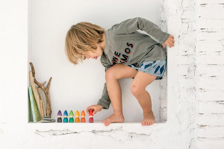 Produktbild Grapat «Nins Rainbow Tomten» Regenbogen-Holzfiguren