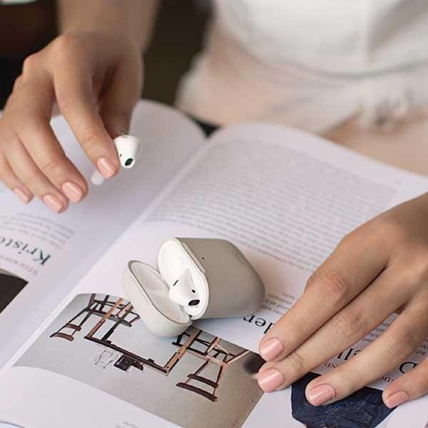 Actual product image Uniq case Lino AirPods 1/2 gen. Silicone beżowy/beige ivory