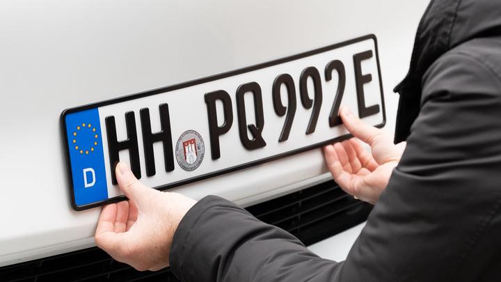 Actual product image Ivality Legaler Magnet-Kennzeichenhalter für Tesla Model 3/Y (Front + rear)