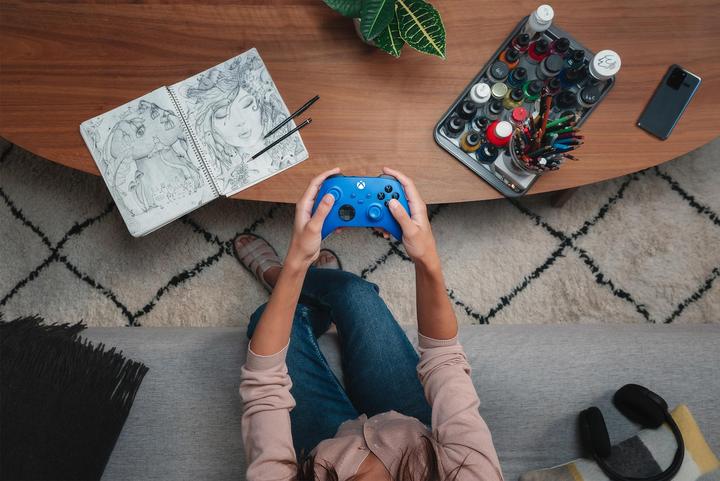 Actual product image Microsoft Xbox Wireless Controller - Shock Blue (PC, Xbox One X, Xbox Series X, Xbox One S, Xbox Series S)
