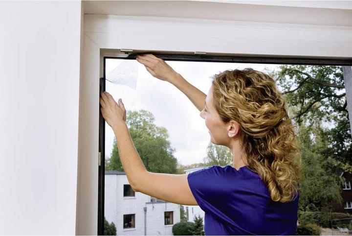 Produktbild tesa 2x Insektenschutz STANDARD für Fenster, mit Klettband, ohne Bohren (150 x 180 cm)