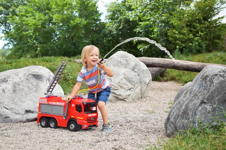 Image du produit Lena Fire Giga Trucks dans une boîte de 66cm