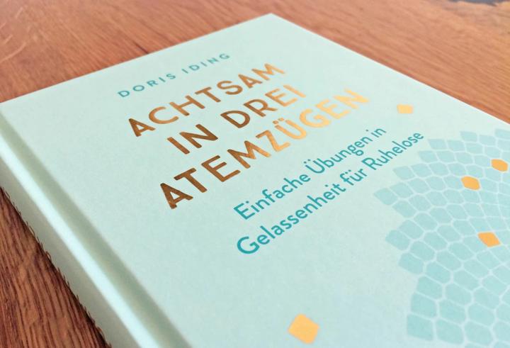 Immagine prodotto Achtsam in drei Atemzügen (Tedesco, Doris Rivestimento, 2019)