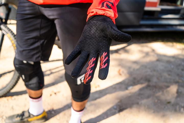 Actual product image G-Form Pro-X4 Gloves (XL)