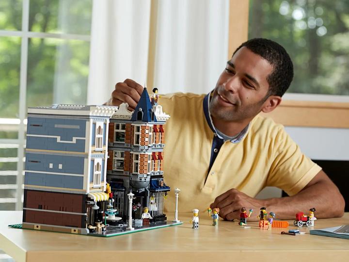 Actual product image LEGO Assembly Square (10255, LEGO Rare Sets, LEGO Creator Expert)