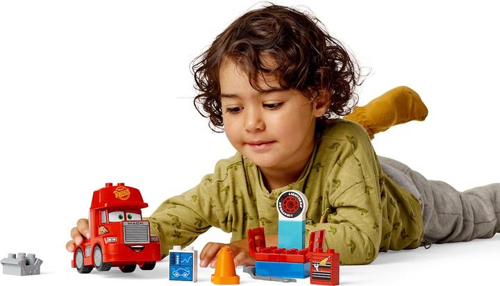 Actual product image LEGO Mack at the race (10417)