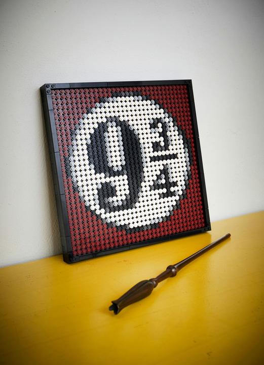 Actual product image LEGO Harry Potter Hogwarts Crest (31201, LEGO Harry Potter)