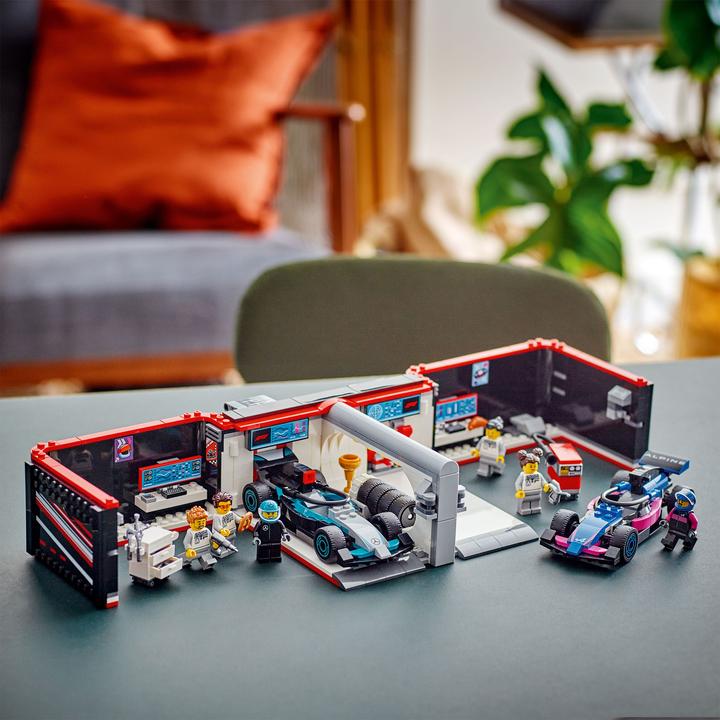 Actual product image LEGO F1 Garage mit Mercedes-AMG & Alpine Rennautos (60444, LEGO City)
