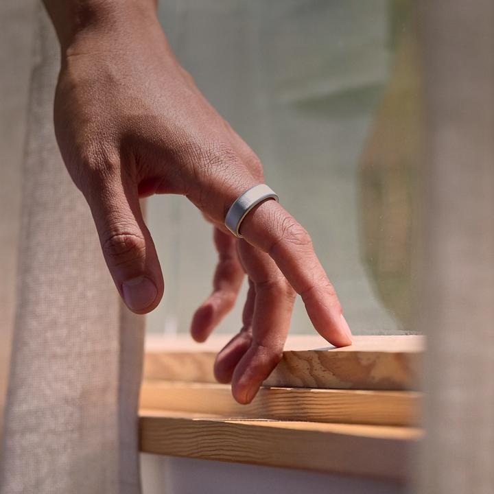 Actual product image Oura Ring 4 (11, Brushed Silver)
