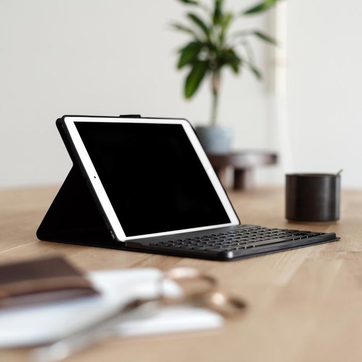 Produktbild Accezz QWERTY Bluetooth Keyboard Bookcase iPad (2018)/(2017)/Air(2)