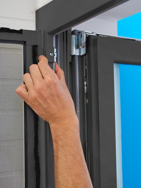 Produktbild tesa Insektenschutz Alu COMFORT Adapter für Türen, zur Montage ohne Bohren