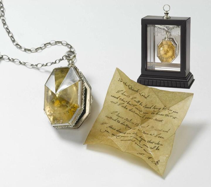 Produktbild Noble Collection Harry Potter Replik Slytherins Medaillon