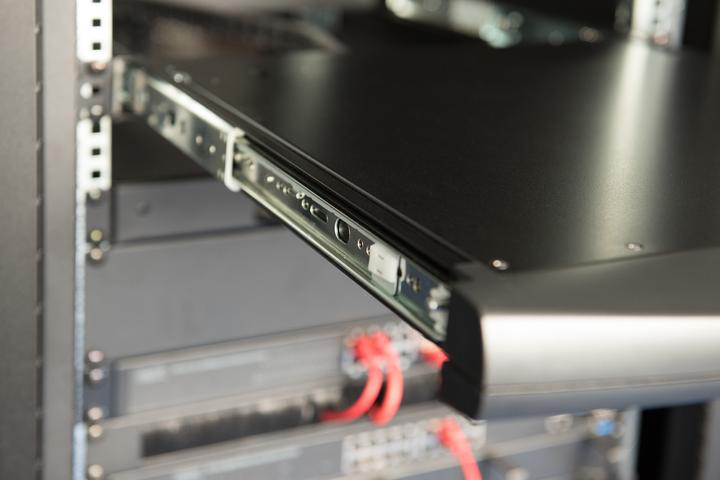 Immagine prodotto Digitus Modulo. Console HD LCD TFT da 43,2 cm, 16 porte VGA, UK con 16 porte VGA KVM, tastiera UK, nero RAL