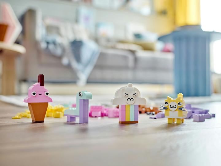 Actual product image LEGO 11028 Pastel Creative Construction Set (11028, LEGO Classic)