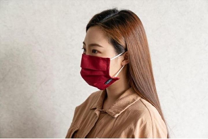 Actual product image Nuts HEIQ Viroblock Textile Mask Red (1 x)