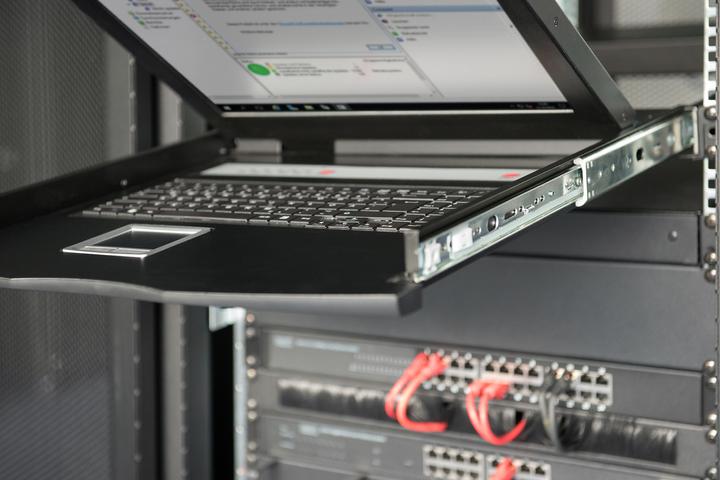 Produktbild Digitus Modulare Konsole mit 19" TFT (48,3cm), 1-Port KVM & Touchpad, schweizer Tastatur