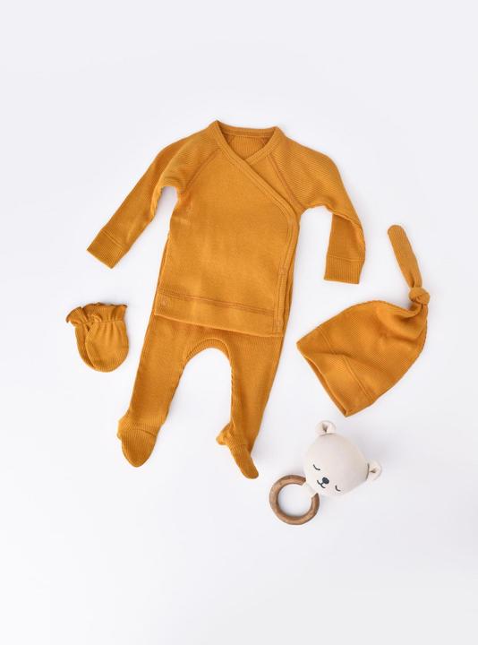 BabyCosy 4 Stk Set. Hose. T-shirt. Mütze. Fausthandschuhe