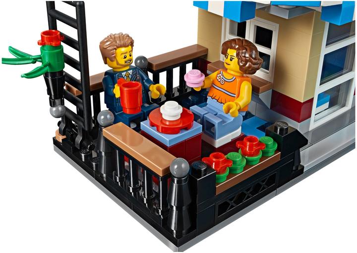 Actual product image LEGO Creator townhouse on Parkstrasse (31065, LEGO Creator Expert)
