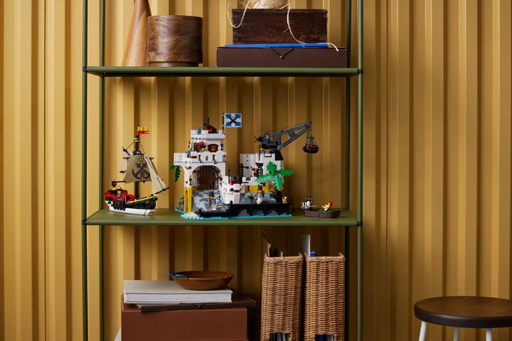 Actual product image LEGO Eldorado Fortress 10320 (10320, LEGO Icons, LEGO Rare Sets)