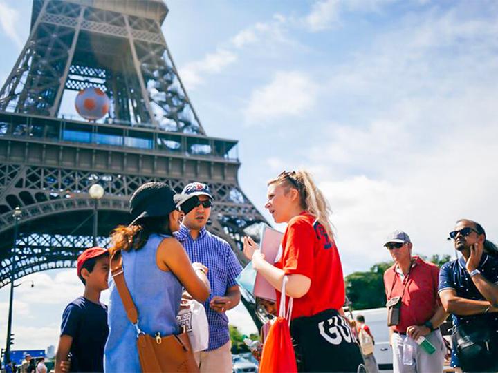Immagine prodotto Smartbox Visita alla Torre Eiffel, gita in barca sulla Senna e ingresso al Louvre per 2 adulti e 1 bambino (3 pers.)