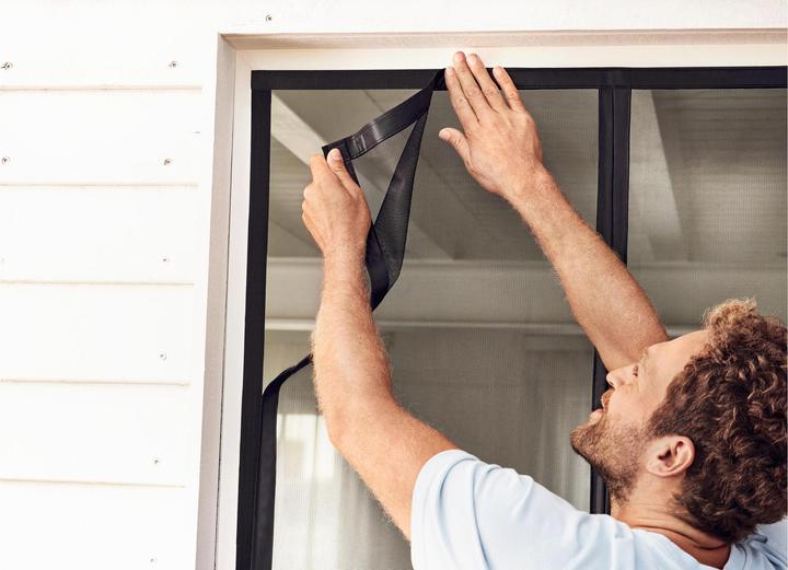 Image du produit tesa Moustiquaire magnétique pour portes de balcon et de terrasse, à fermeture automatique, montage sans (90 x 210 cm)