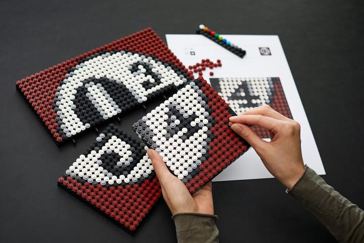 Actual product image LEGO Harry Potter Hogwarts Crest (31201, LEGO Harry Potter)