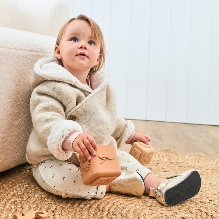Produktbild La Redoute Collections Goldfarbene Lederhausschuhe mit Sternmotiv (21)