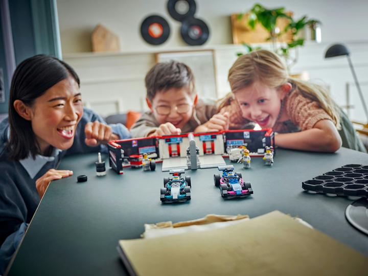 Actual product image LEGO F1 Garage mit Mercedes-AMG & Alpine Rennautos (60444, LEGO City)