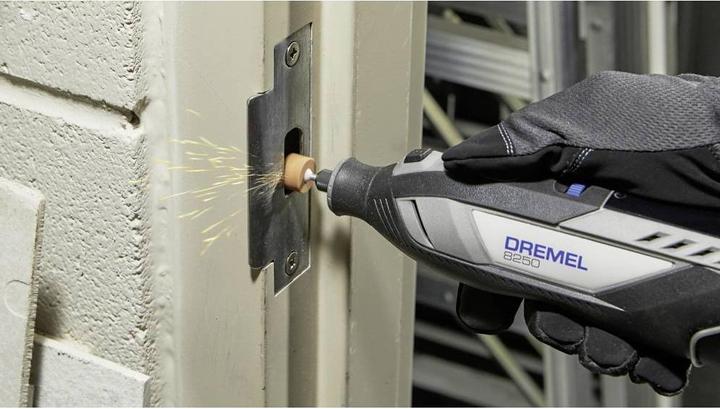 Actual product image Dremel 8250 2.0 Ah 12V Li-Ion 5-tlg. Zubehör