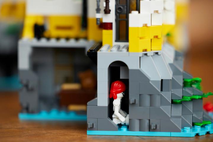 Actual product image LEGO Eldorado Fortress 10320 (10320, LEGO Icons, LEGO Rare Sets)