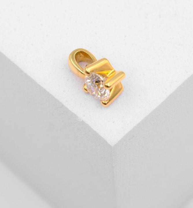 Image du produit Muau Pendentif (Or jaune, Or blanc, en or rose ou tout simplement en argent. Discret, mais qui attire le regard, l'un de nos bijoux préférés de la boutique de bijoux en ligne le pendentif 4 poignées serti de diamants 0.40ct. or jaune 750 dans la couleur or jaune. Bijoux)