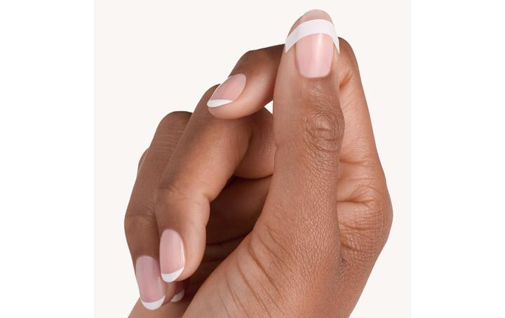 Produktbild essence Schablone French Manicure 01 French Tips & Tricks (Nagellacktrockner, Weiss)